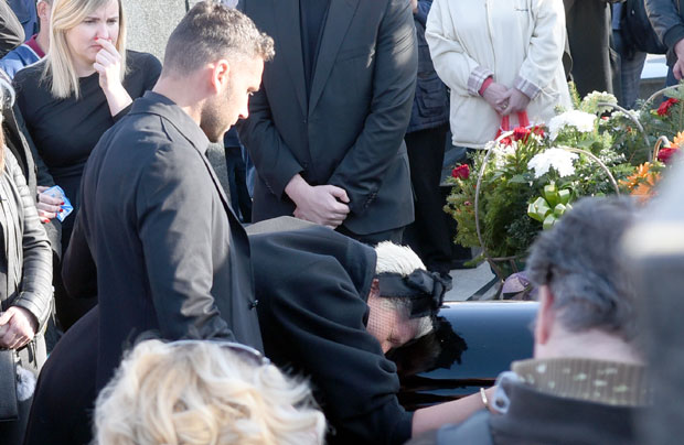 САХРАЊЕНА ДИВНА КАРЛЕУША: Испраћена на вечни починак уз Тихо ноћи и Била је тако лијепа (ФОТО)